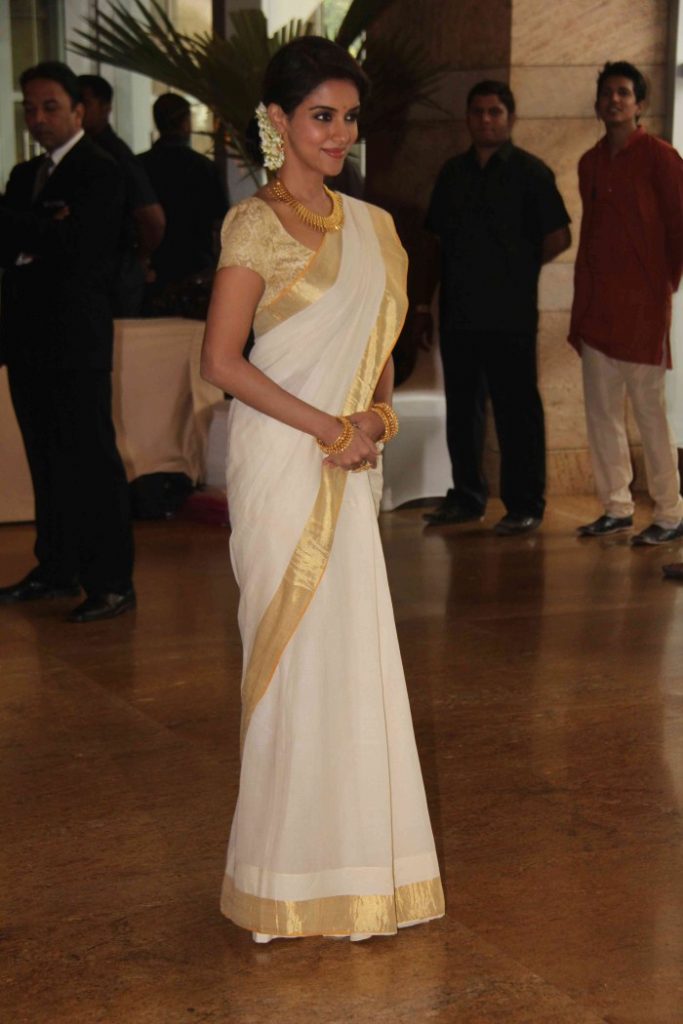 asin_in_kerala_traditional_saree_cute_stills_5856