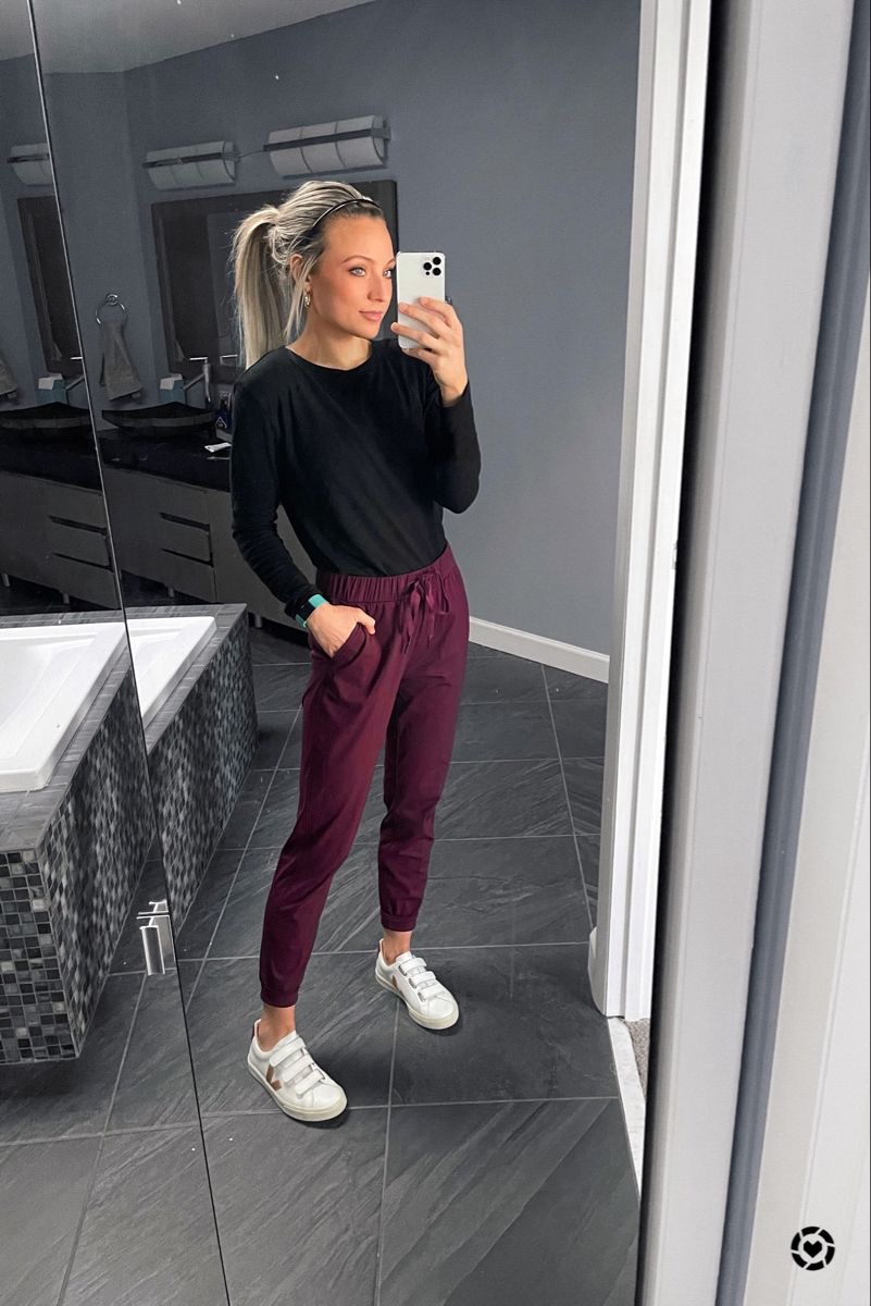 19 Best Jogger Pants Outfit Ideas With Styling Tips