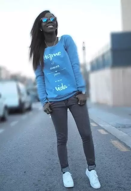 cute outfits to wear with sneakers (20)