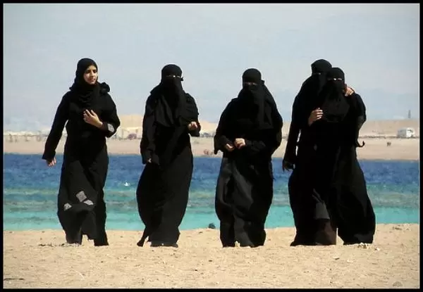 arab_girls_on_beach