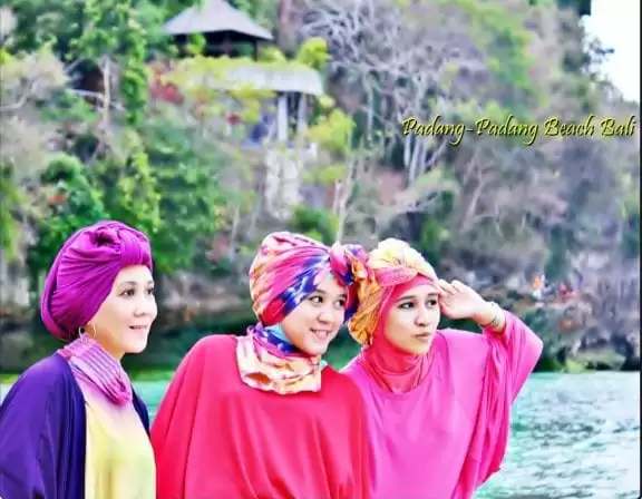 hijab-mode-at-pandang-padang-beach-uluwatu-bali-bali-indonesia+1152_13468349857-tpfil02aw-10624