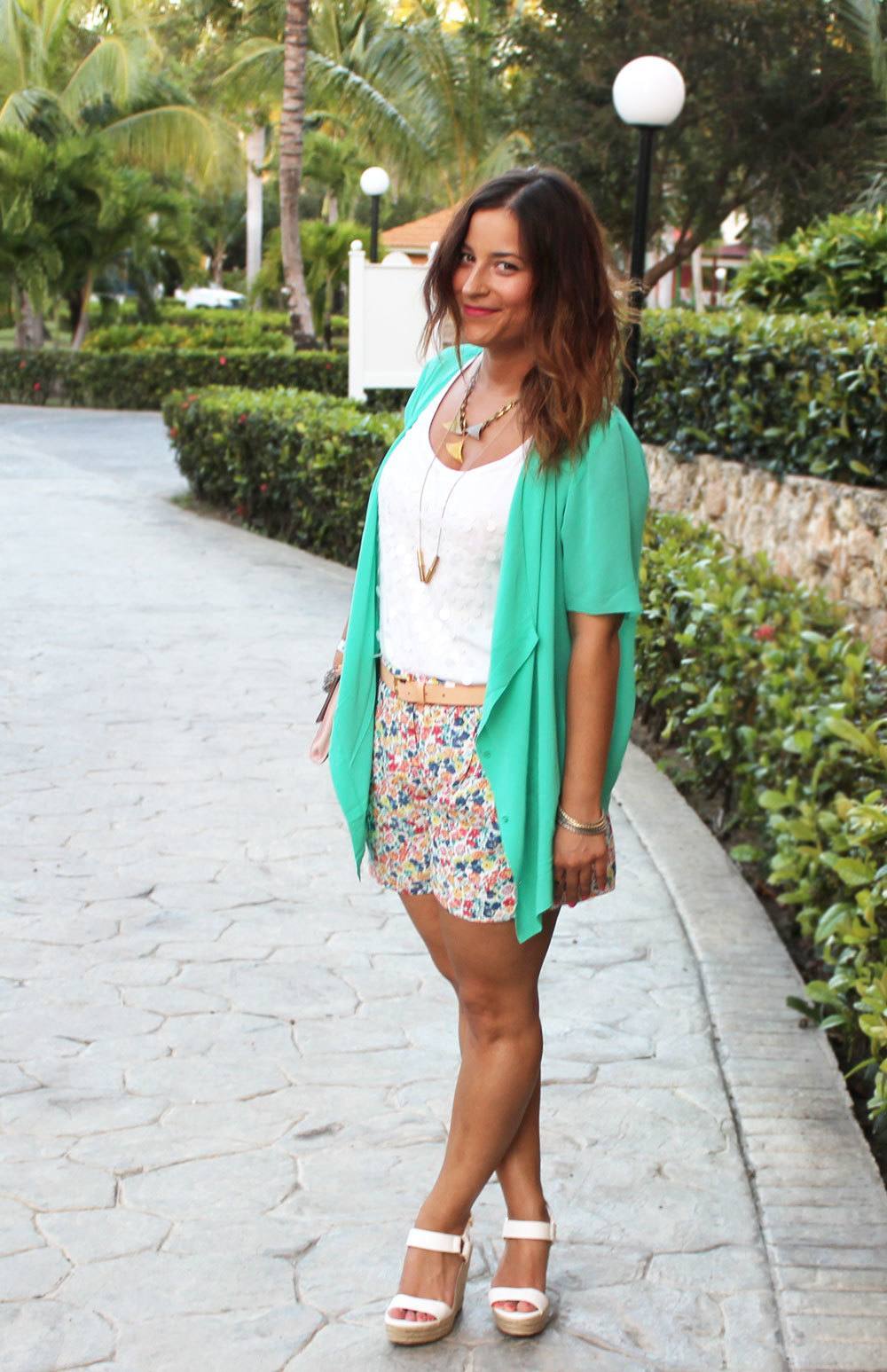 Outfits with Floral Shorts - 40 Ways to Style Floral Shorts