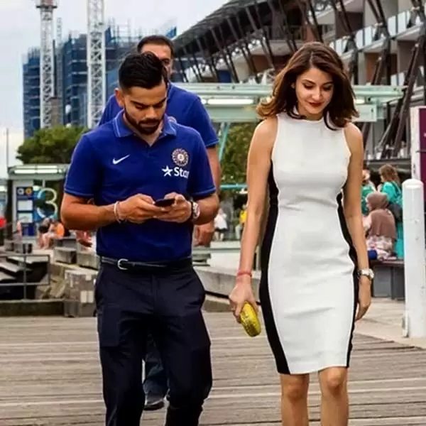 anushka-sharma-beach-outfit