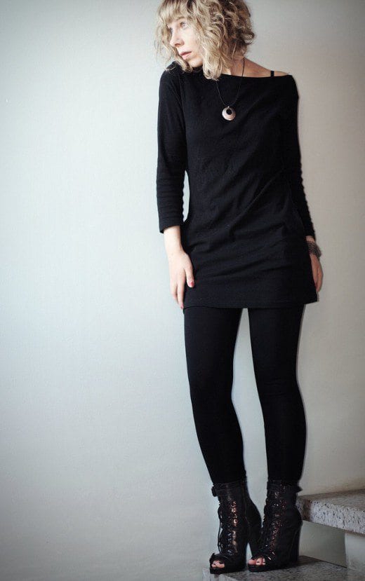 What Shirts To Wear With Black Leggings