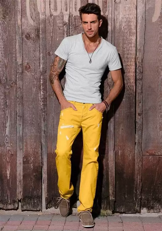 how to wear yellow pants for men (13)