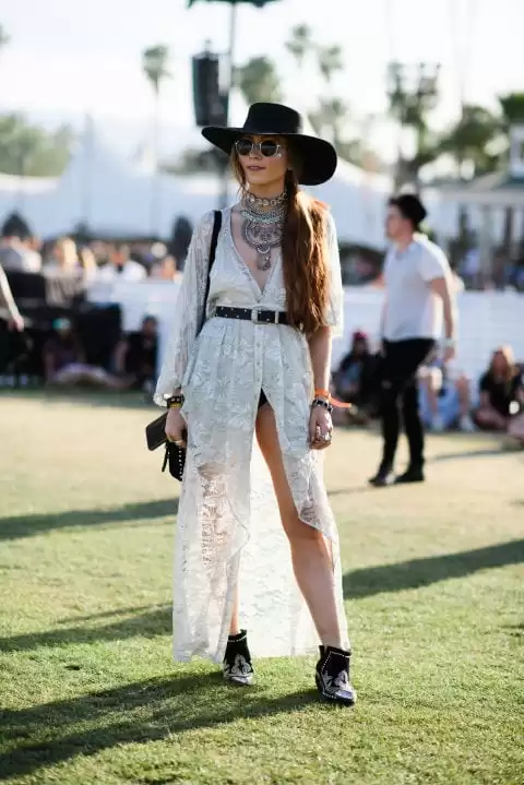 Beautiful Coachella Outfits for Girls (27)