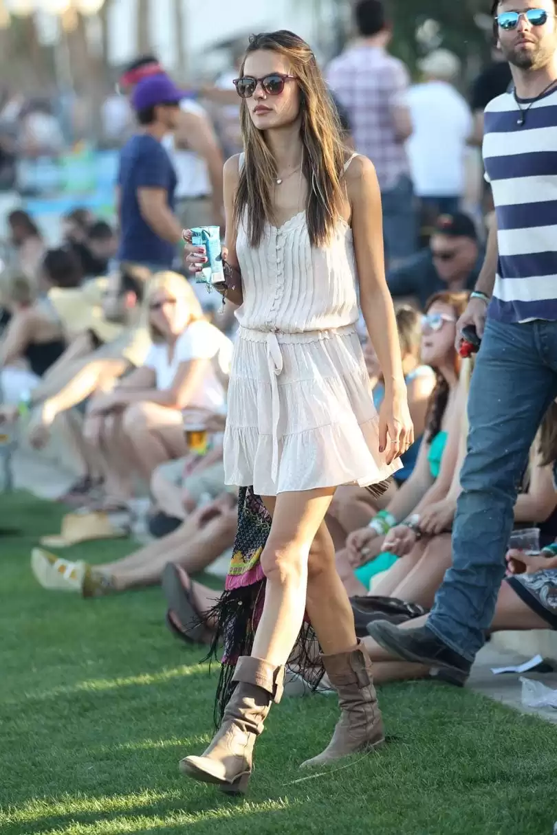 Beautiful Coachella Outfits for Girls (13)