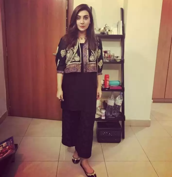 Outfits for Pakistani Women Over 30 (16)