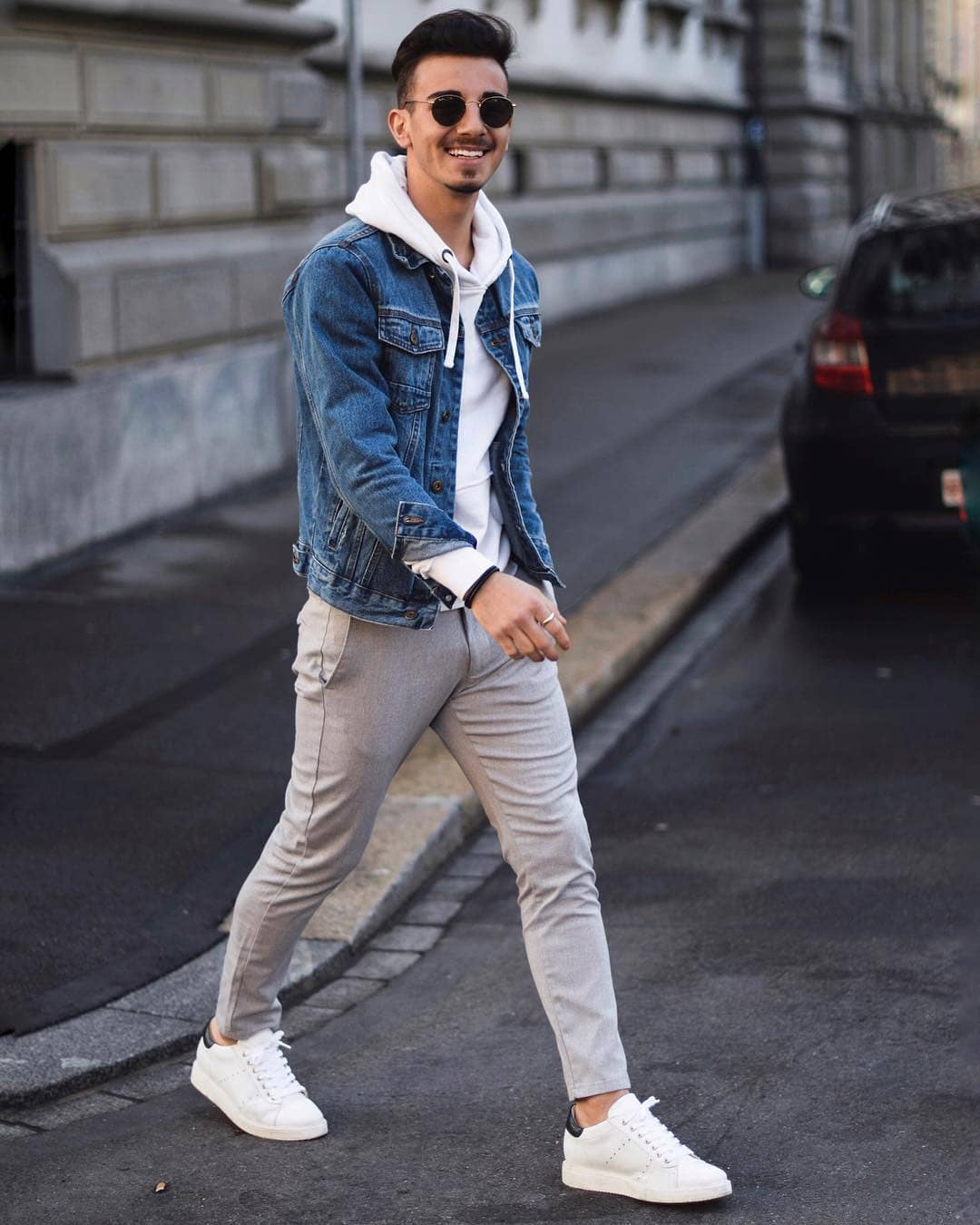 Белые кроссовки с синими джинсами