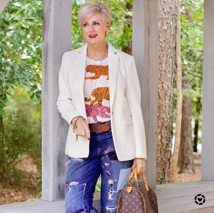 Styling Jeans for Women Over 50 (18)