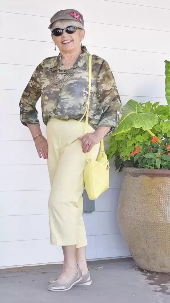 Styling Capri Pants for Women Over 50 (10)