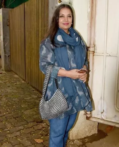 Indian Celebrity Outfit Ideas for Women Over 50 (6)