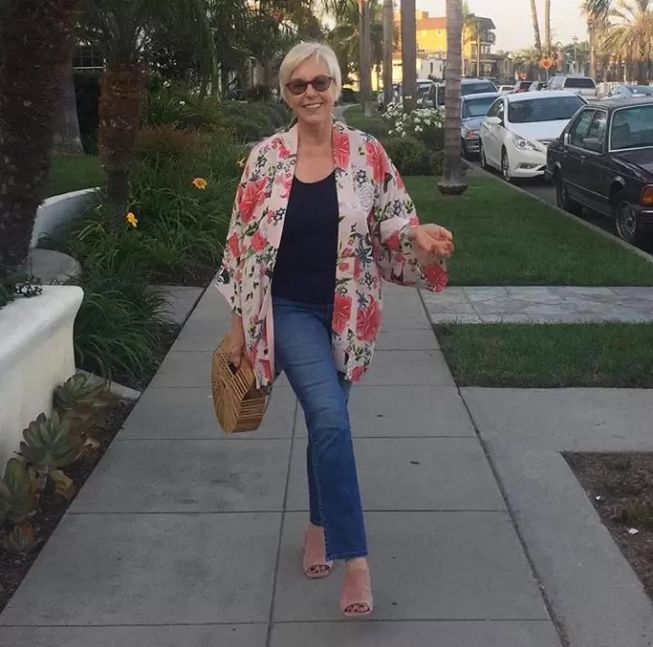 Styling Jeans for Women Over 50 (12)