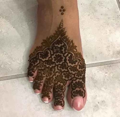 Beautiful Mehndi Designs for Feet (17)