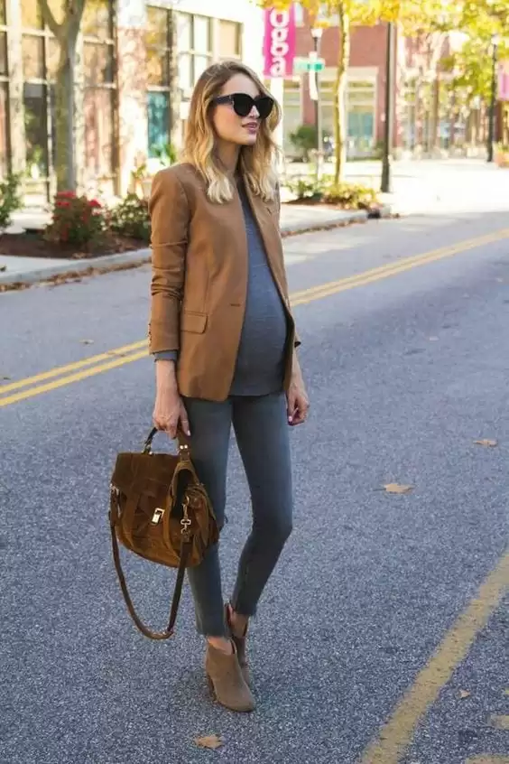 Stylish Maternity Christmas Outfits (27)