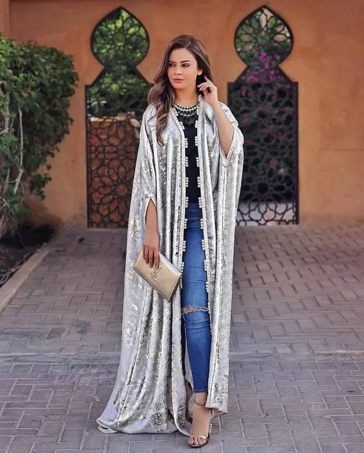 A Fusion Between Modern and Traditional Abaya Styles (13)