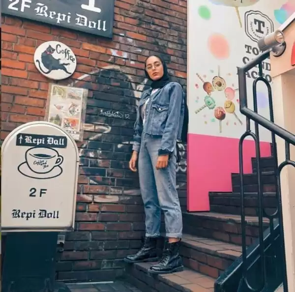 crop denim jacket and mom jeans