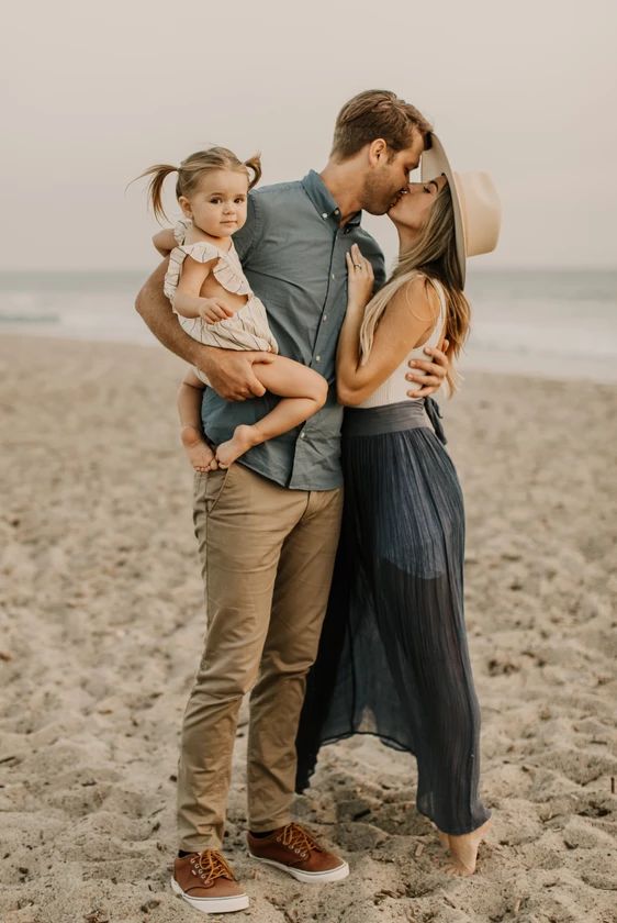 20 Best Beach Family Photoshoot Outfits to Try this Year