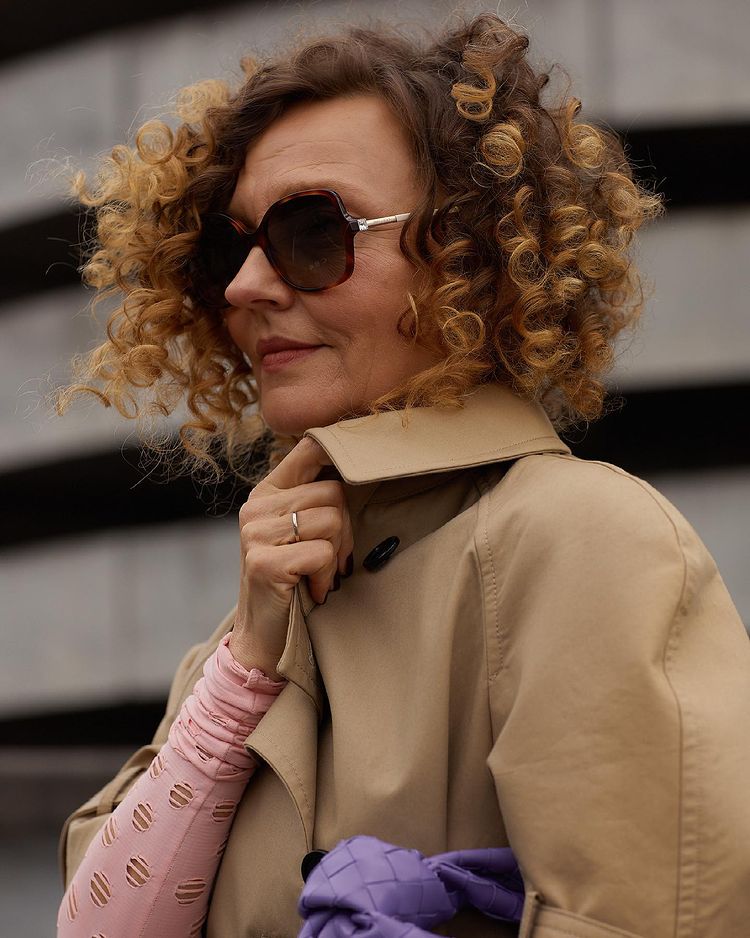 21 mejores peinados rizados para mujeres mayores de 50 años para probar este año