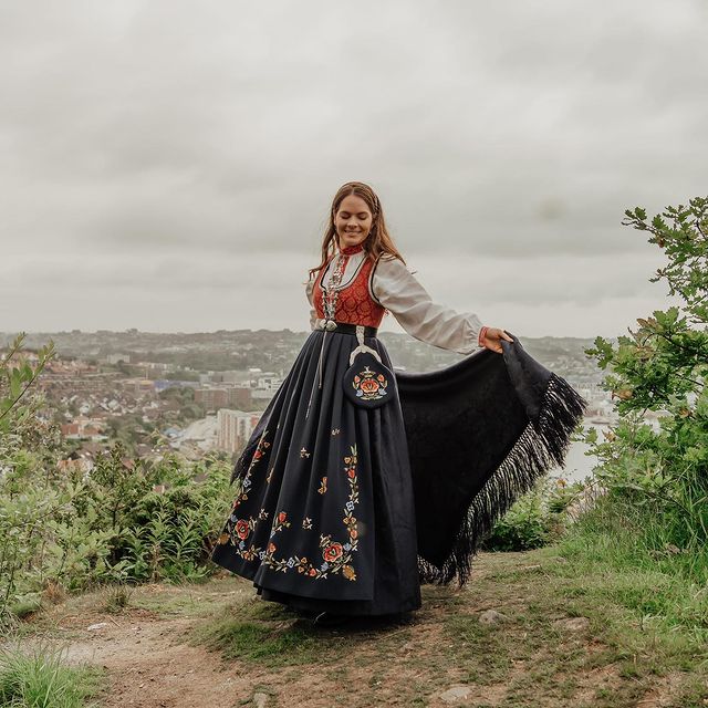 32 Best Women's Traditional Outfits from Around the World