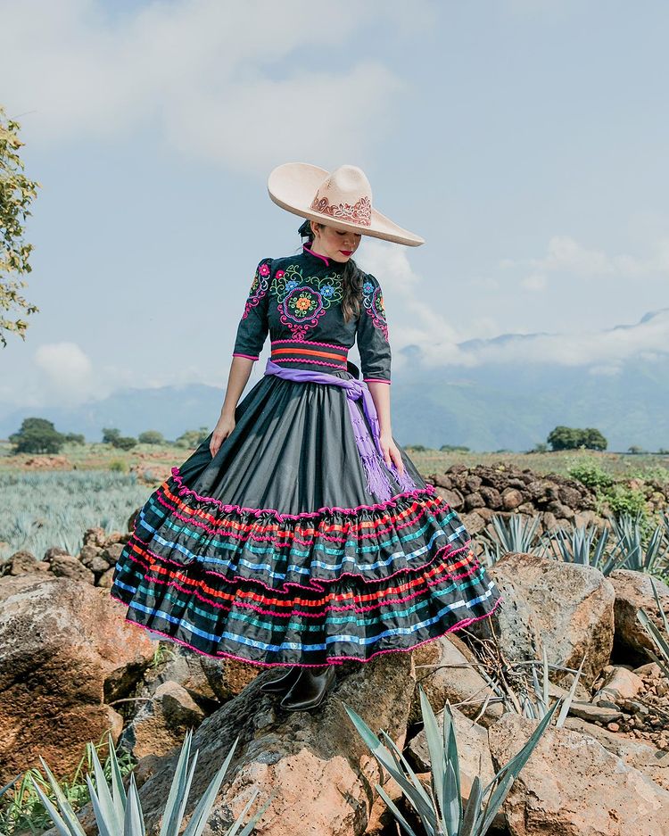 32 Best Women's Traditional Outfits from Around the World