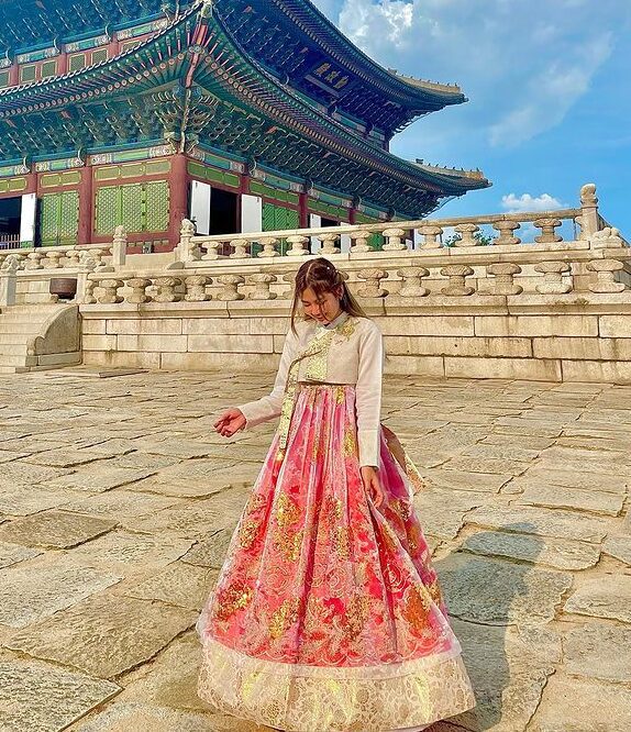 32 Best Women's Traditional Outfits from Around the World