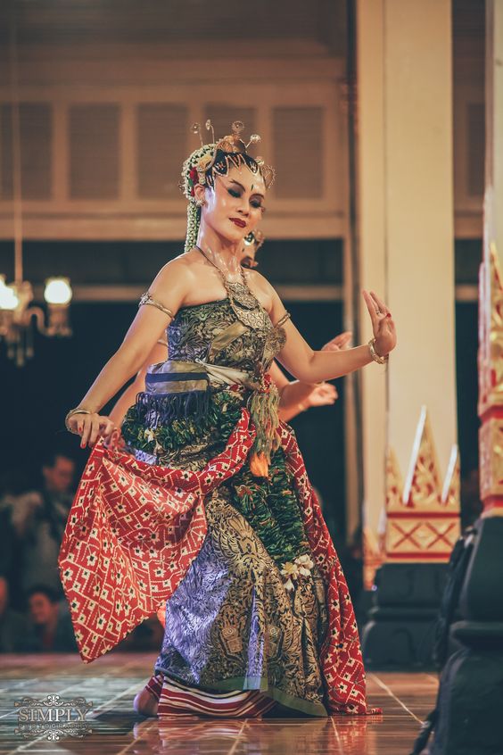 32 Best Women's Traditional Outfits from Around the World