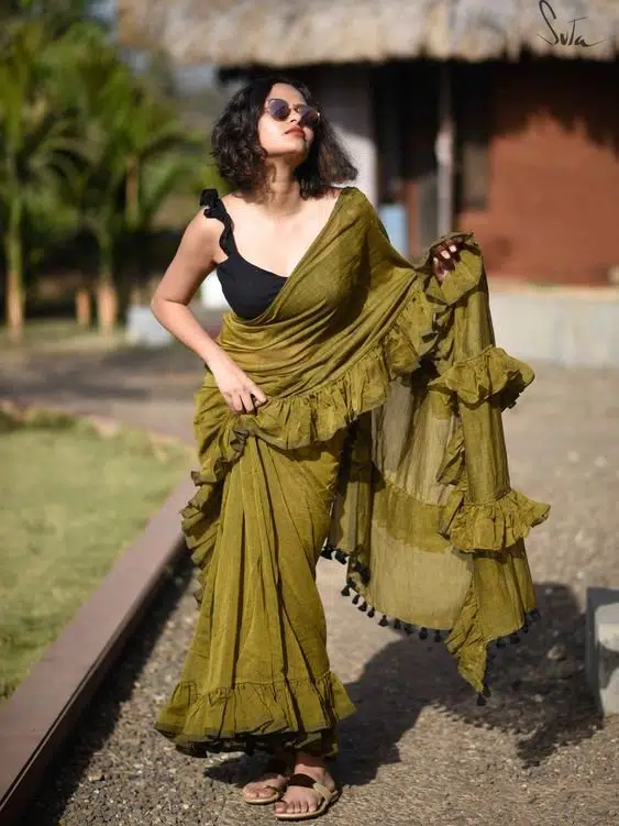 How to Wear a Plain Saree 