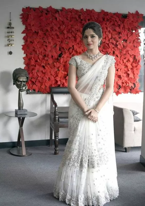 how to wear a white saree