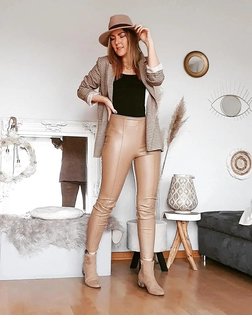 Beige Pants Outfits ideas 6